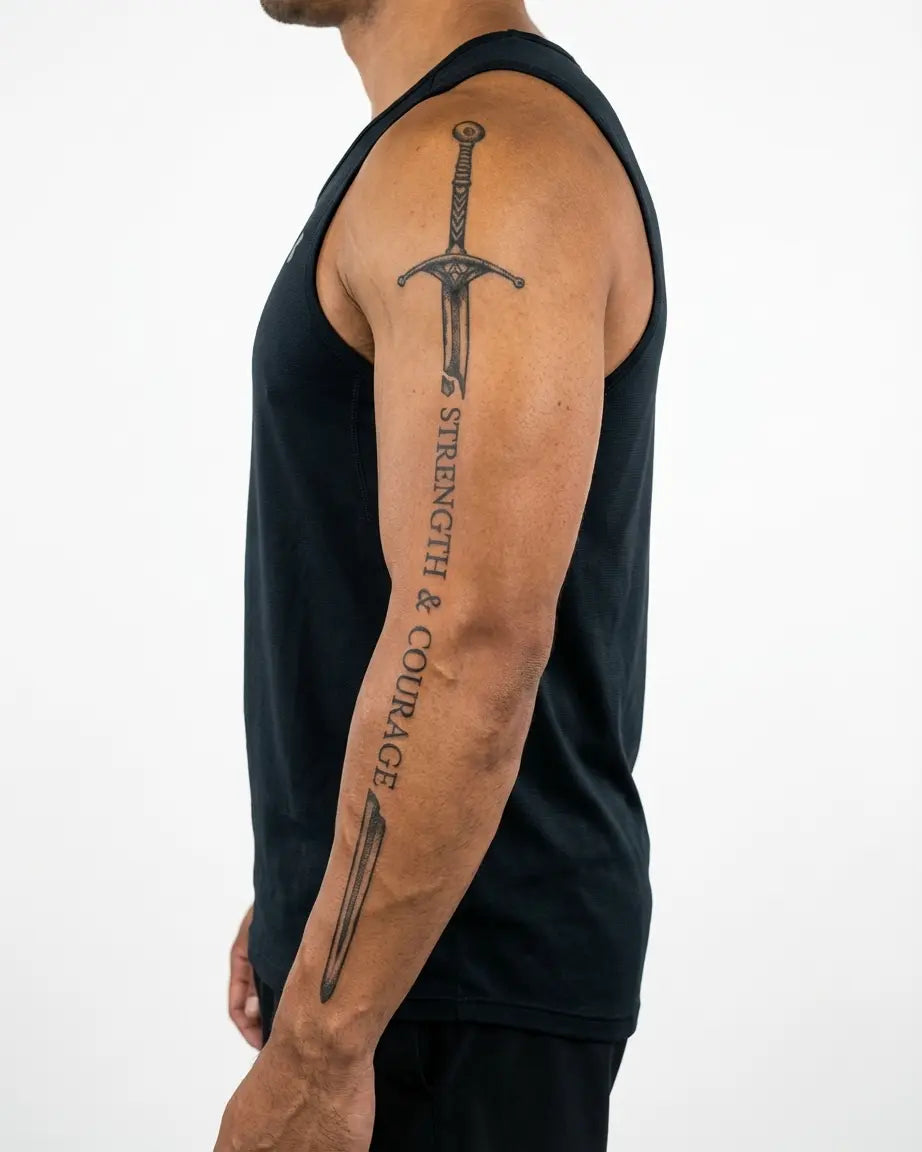 Tatuaggio semi-permanente INKON Broken Sword, Enduring Will applicato su un uomo – design 8 x 20 in (20x50cm), aspetto realistico dell'inchiostro, dura 10 giorni