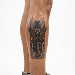 Tatuaggio semi-permanente INKON Arcangelo Oscuro applicato su un uomo – design 4 x 7 in (10x17cm), aspetto realistico dell'inchiostro, dura 10 giorni