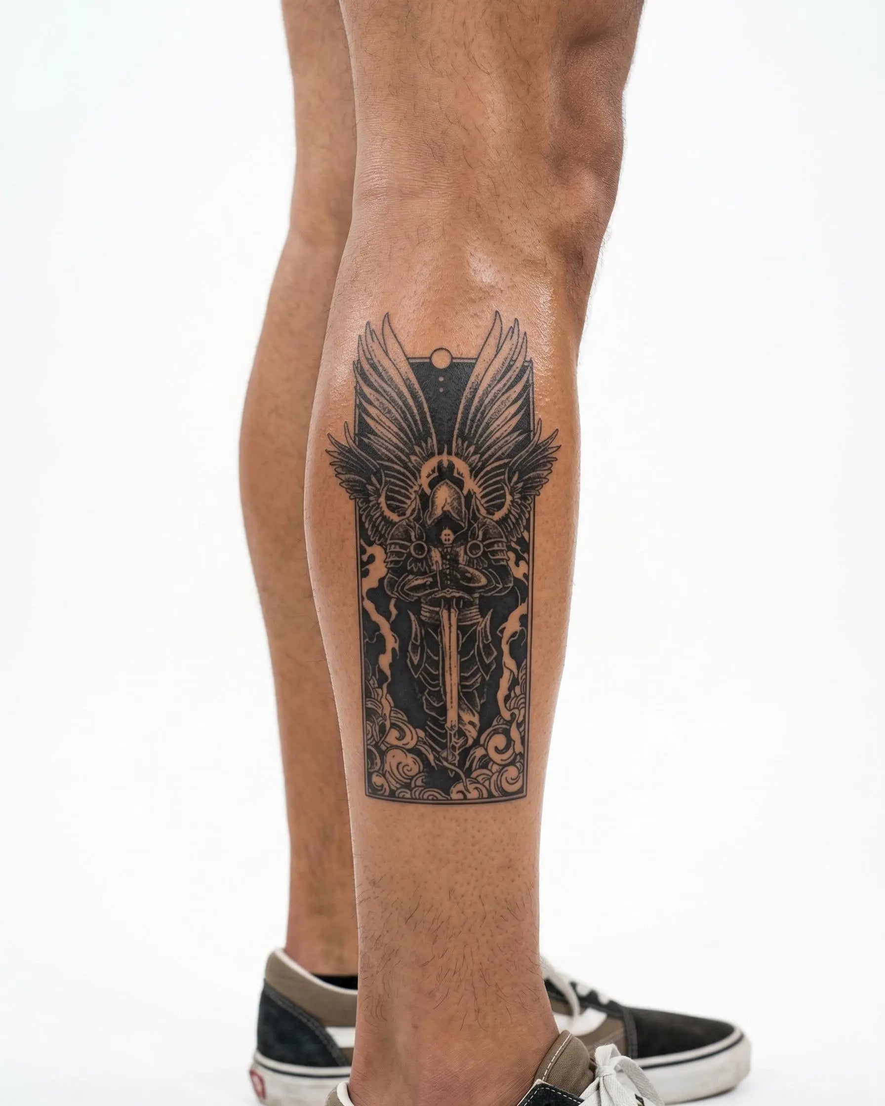 Tatuaggio semi-permanente INKON Arcangelo Oscuro applicato su un uomo – design 4 x 7 in (10x17cm), aspetto realistico dell'inchiostro, dura 10 giorni