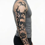 Tatuaggio semi-permanente INKON Skulls & Roses Sleeve applicato su un uomo – design 8 x 20 in (20x50cm), aspetto realistico dell'inchiostro, dura 10 giorni