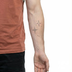 Tatuaggio semi-permanente INKON Sparkle Stars applicato su un uomo – design 3 x 4 in (6x11cm), aspetto realistico dell'inchiostro, dura 10 giorni