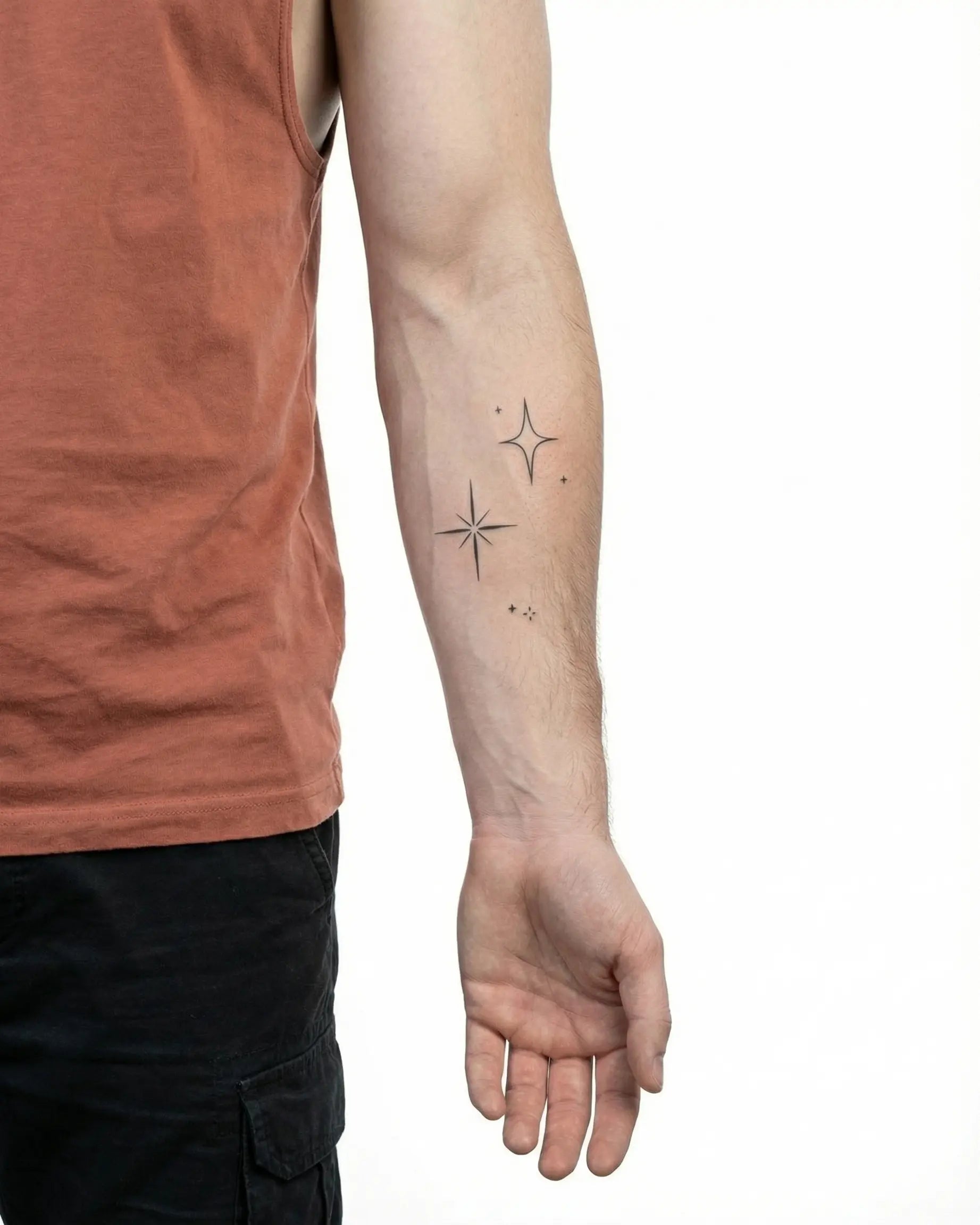 Tatuaggio semi-permanente INKON Sparkle Stars applicato su un uomo – design 3 x 4 in (6x11cm), aspetto realistico dell'inchiostro, dura 10 giorni