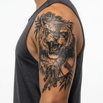 Tatuaggio semi-permanente INKON Tiger & Clock applicato su un uomo – design 4 x 8 in (11x21cm), aspetto realistico dell'inchiostro, dura 10 giorni