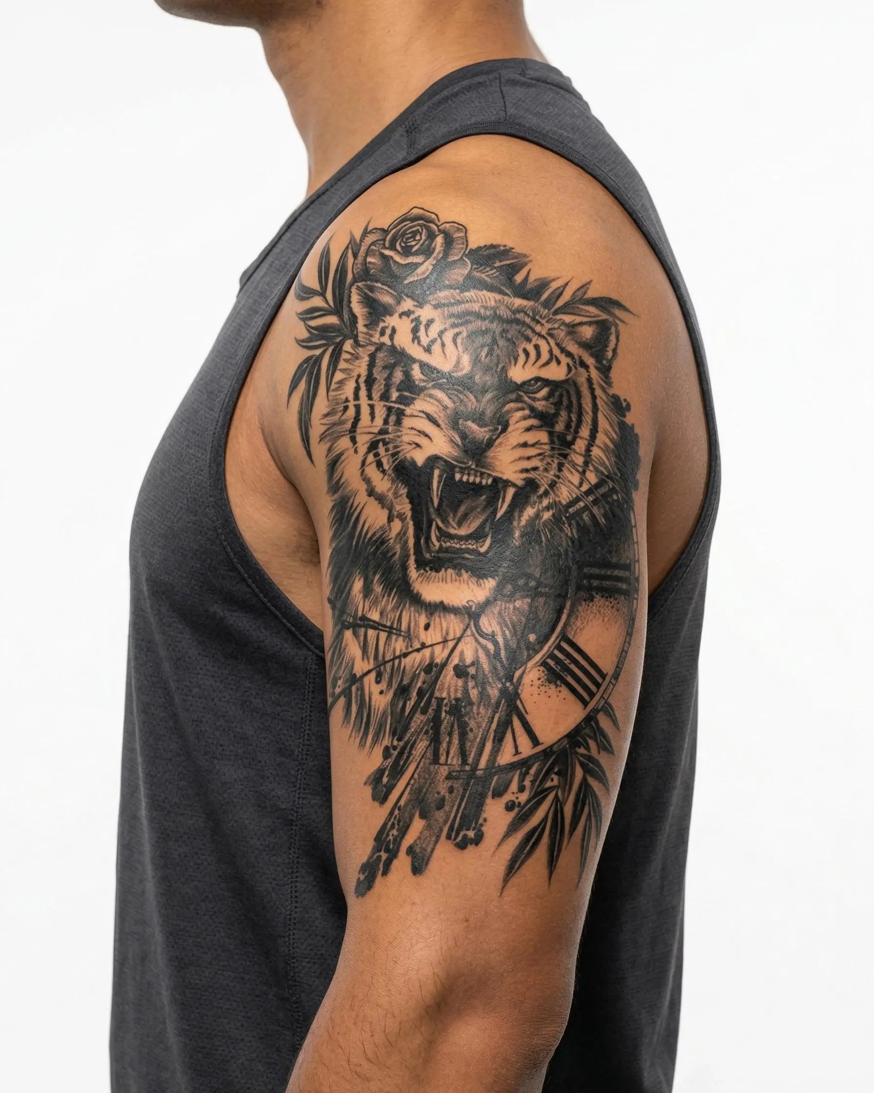 Tatuaggio semi-permanente INKON Tiger & Clock applicato su un uomo – design 4 x 8 in (11x21cm), aspetto realistico dell'inchiostro, dura 10 giorni