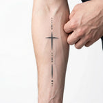 Tatuaggio semi-permanente INKON Croce Minimalista e Punti applicato su un uomo – design 4 x 7 in (10x17cm), aspetto realistico dell'inchiostro, dura 10 giorni
