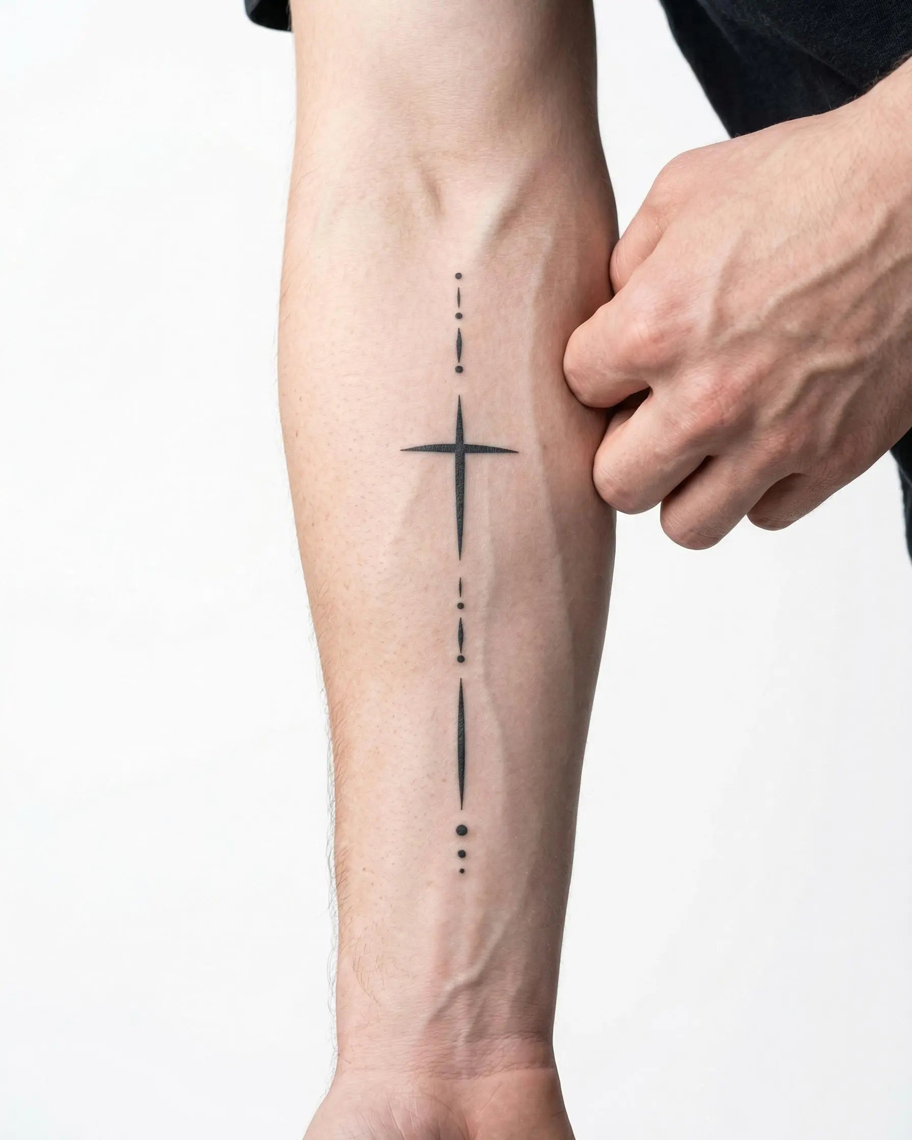 Tatuaggio semi-permanente INKON Croce Minimalista e Punti applicato su un uomo – design 4 x 7 in (10x17cm), aspetto realistico dell'inchiostro, dura 10 giorni