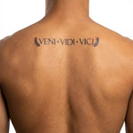 Tatuaggio semi-permanente INKON Veni Vidi Vici applicato su un uomo – design 4 x 7 in (10x17cm), aspetto realistico dell'inchiostro, dura 10 giorni