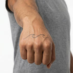 Tatuaggio semi-permanente INKON Gentle Waves applicato su un uomo – design 2 x 2 in (5x5cm), aspetto realistico dell'inchiostro, dura 10 giorni
