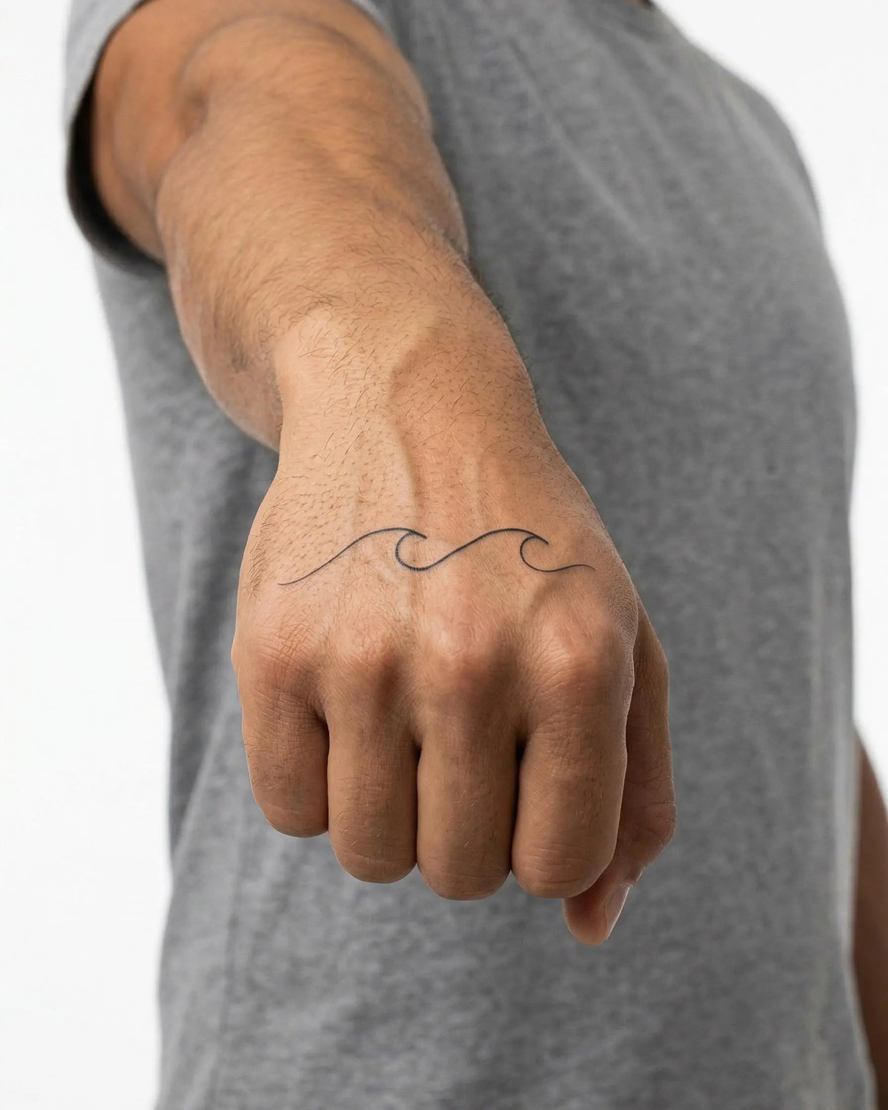Tatuaggio semi-permanente INKON Gentle Waves applicato su un uomo – design 2 x 2 in (5x5cm), aspetto realistico dell'inchiostro, dura 10 giorni