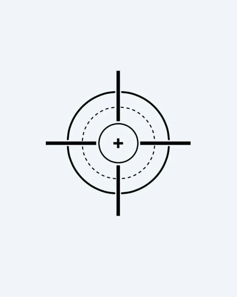 Design del tatuaggio semi-permanente Tactical Crosshair di INKON – illustrazione minimalista di preciso mirino tattico, 2 x 2 in (5x5cm), disponibile su inkon.co