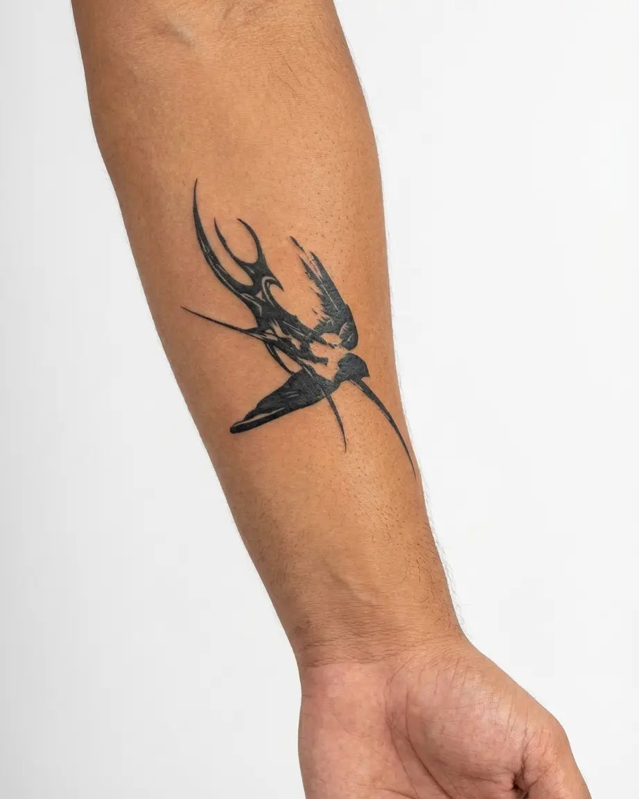 Tatuaggio semi-permanente INKON Tribal Swallow applicato su un uomo – design 3 x 4 in (7x10cm), aspetto realistico dell'inchiostro, dura 10 giorni