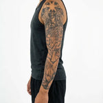 Tatuaggio semi-permanente INKON Angel & Praying Hands Sleeve applicato su un uomo – design 8 x 20 in (20x50cm), aspetto realistico dell'inchiostro, dura 10 giorni