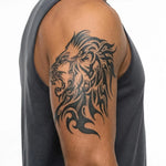 Tatuaggio semi-permanente INKON Profilo di Leone Tribale applicato su un uomo – design 4 x 7 in (10x17cm), aspetto realistico dell'inchiostro, dura 10 giorni