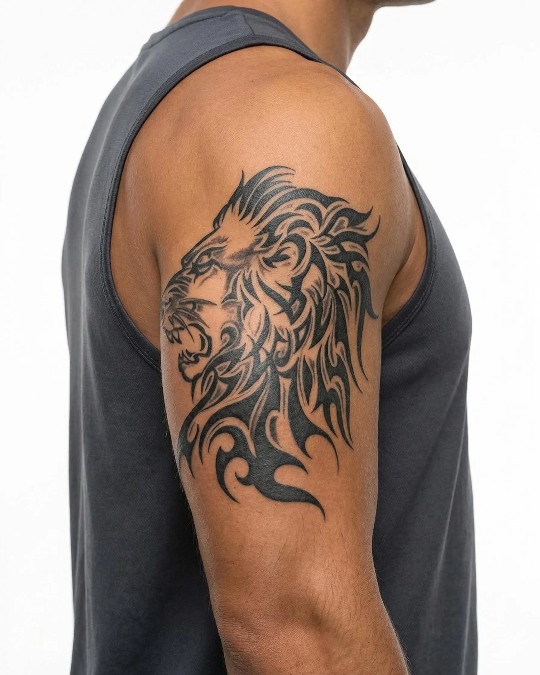 Tatuaggio semi-permanente INKON Profilo di Leone Tribale applicato su un uomo – design 4 x 7 in (10x17cm), aspetto realistico dell'inchiostro, dura 10 giorni