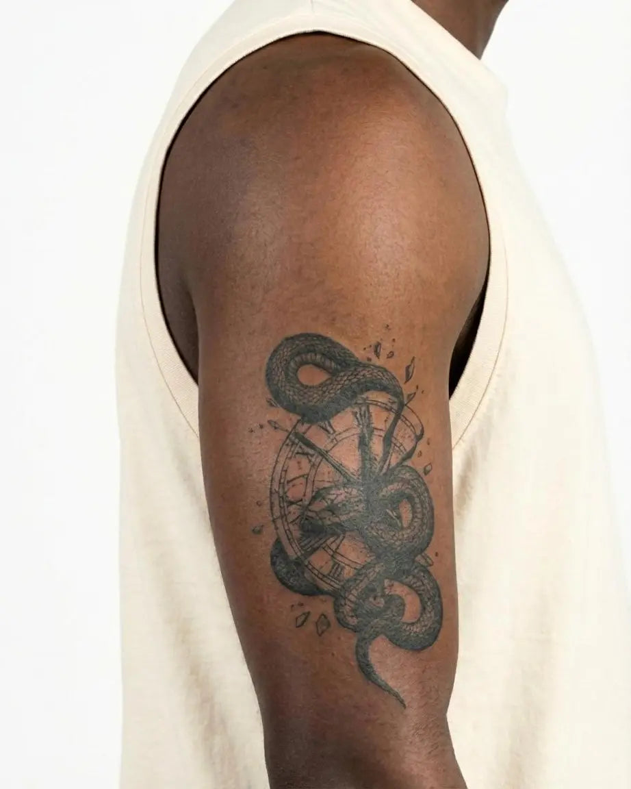 Tatuaggio semi-permanente INKON Serpente e Orologio in Frantumi applicato su un uomo – design 4 x 7 in (10x17cm), aspetto realistico dell'inchiostro, dura 10 giorni