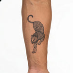 Tatuaggio semi-permanente INKON Leopardo in Agguato applicato su un uomo – design 4 x 4 in (9x9cm), aspetto realistico dell'inchiostro, dura 10 giorni