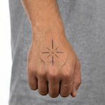 Tatuaggio semi-permanente INKON Sparkle Star applicato su un uomo – design 2 x 2 in (5x5cm), aspetto realistico dell'inchiostro, dura 10 giorni
