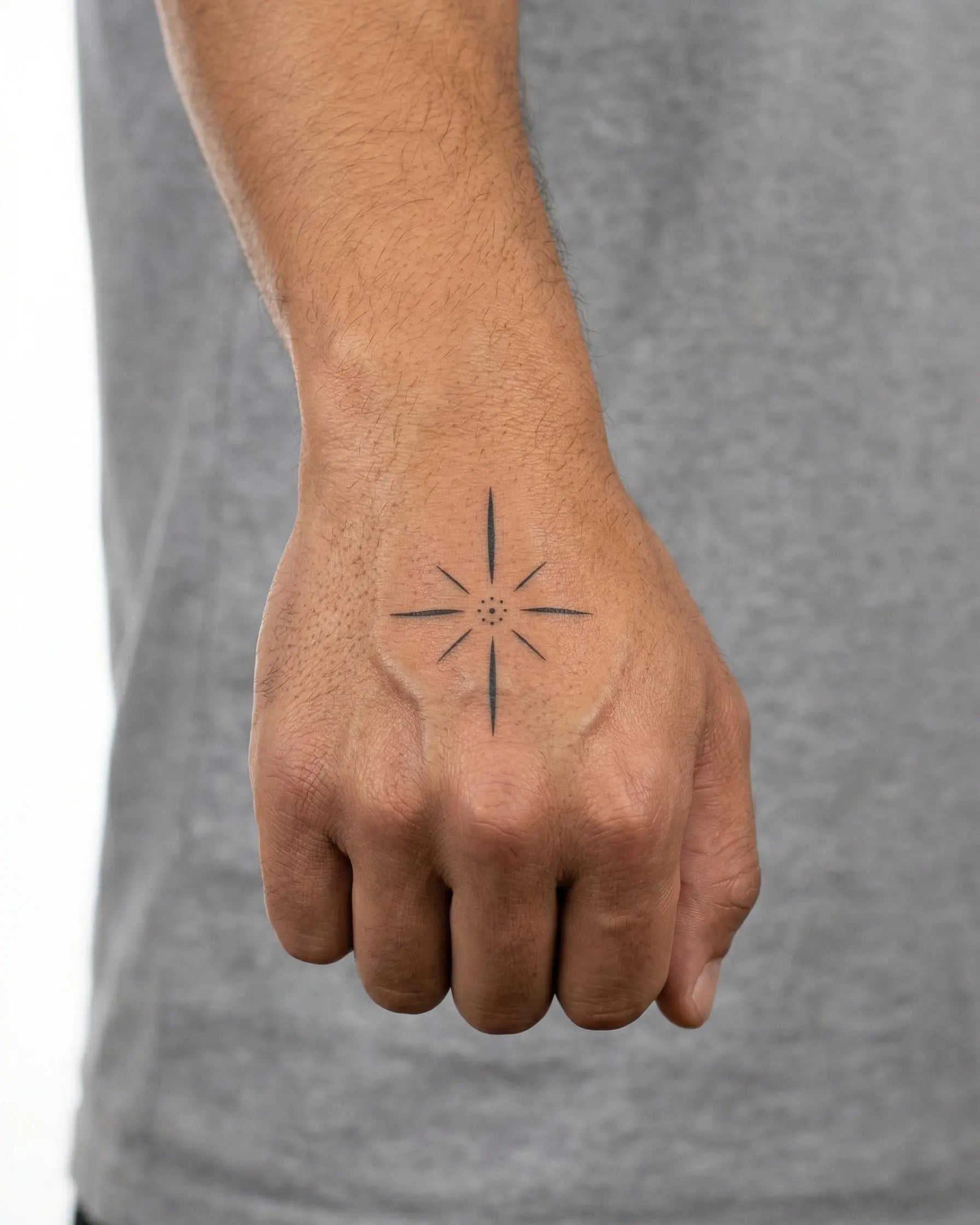 Tatuaggio semi-permanente INKON Sparkle Star applicato su un uomo – design 2 x 2 in (5x5cm), aspetto realistico dell'inchiostro, dura 10 giorni