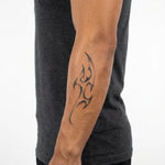 Tatuaggio semi-permanente INKON Neo-Tribal Flame applicato su un uomo – design 4 x 7 in (10x17cm), aspetto realistico dell'inchiostro, dura 10 giorni