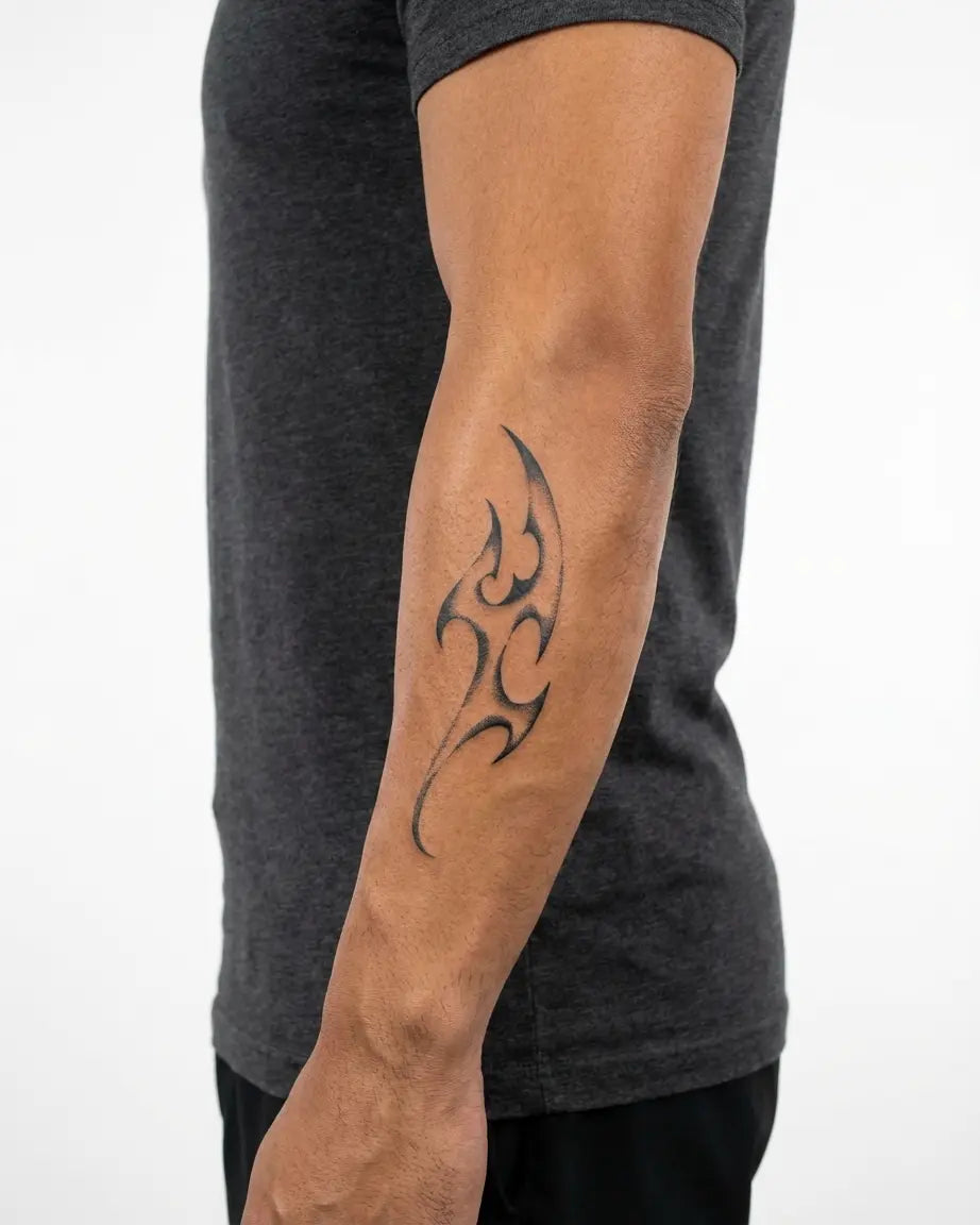 Tatuaggio semi-permanente INKON Neo-Tribal Flame applicato su un uomo – design 4 x 7 in (10x17cm), aspetto realistico dell'inchiostro, dura 10 giorni