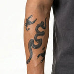 Tatuaggio semi-permanente INKON Serpente e Scorpioni applicato su un uomo – design 4 x 7 in (10x17cm), aspetto realistico dell'inchiostro, dura 10 giorni