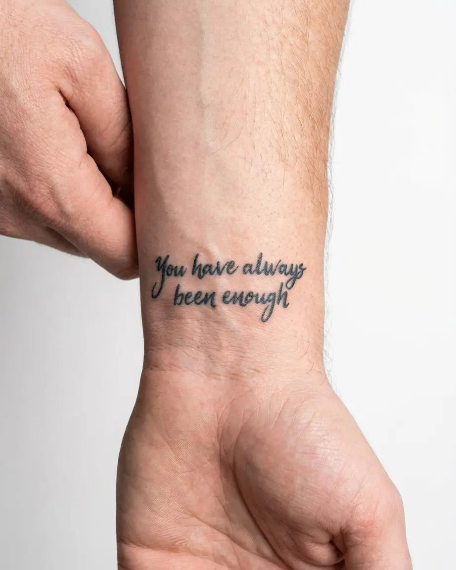 Tatuaggio semi-permanente INKON You Have Always Been Enough applicato su un uomo – design 2 x 2 in (5x5cm), aspetto realistico dell'inchiostro, dura 10 giorni