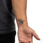 Tatuaggio semi-permanente INKON Great White Shark applicato su un uomo – design 2 x 2 in (5x5cm), aspetto realistico dell'inchiostro, dura 10 giorni