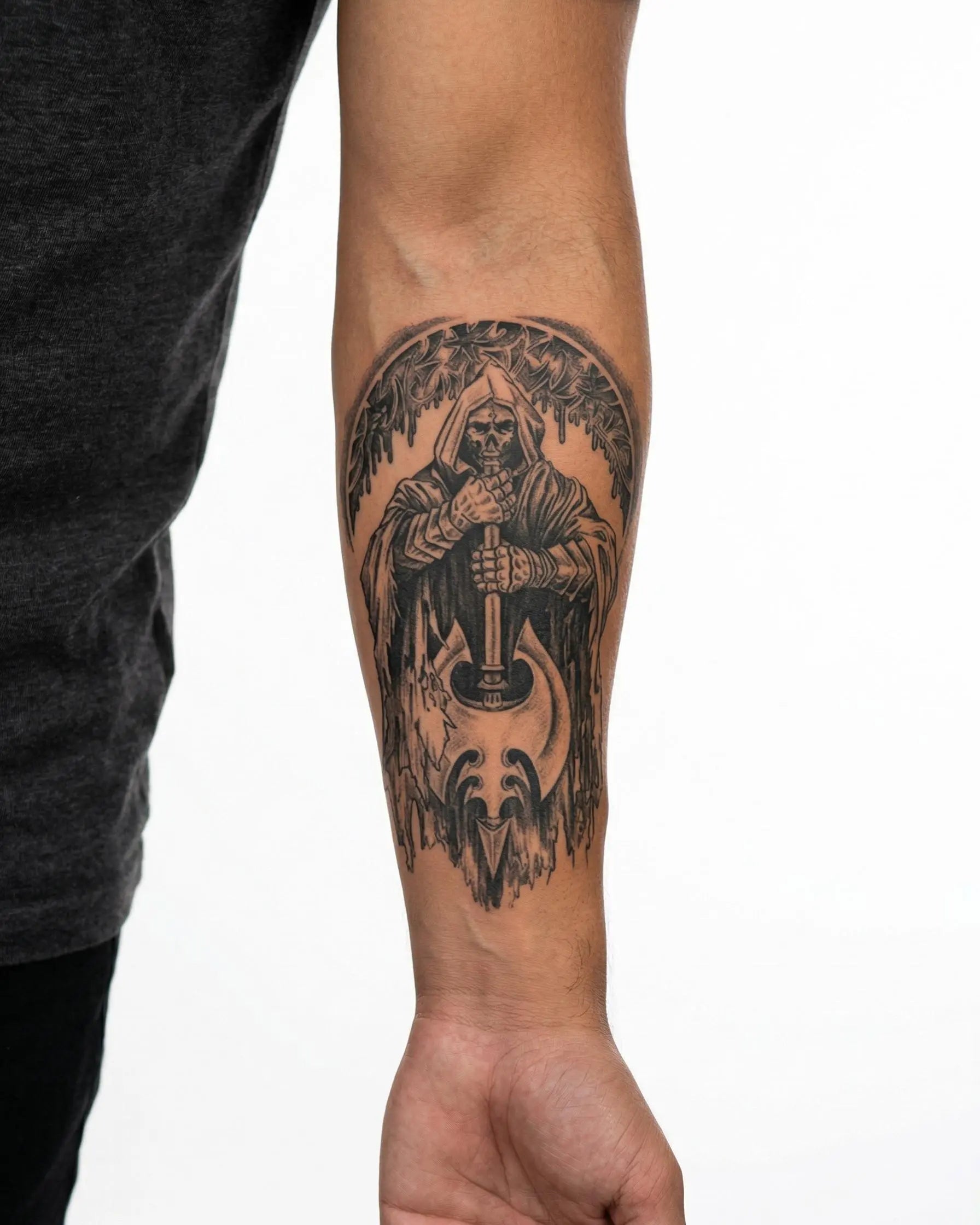 Tatuaggio semi-permanente INKON Tristo Mietitore e Ascia applicato su un uomo – design 4 x 7 in (10x17cm), aspetto realistico dell'inchiostro, dura 10 giorni