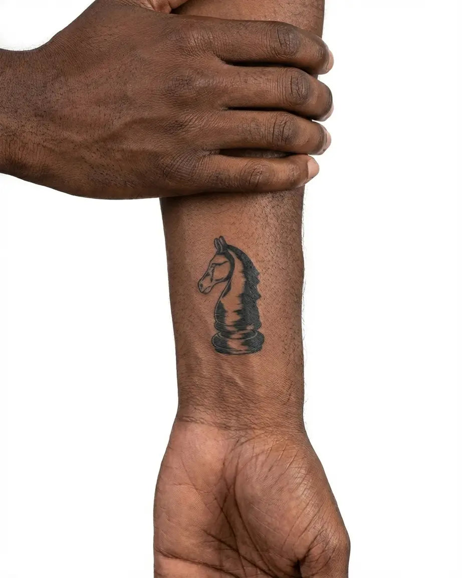 Tatuaggio semi-permanente INKON Engraved Chess Knight applicato su un uomo – design 2 x 2 in (5x5cm), aspetto realistico dell'inchiostro, dura 10 giorni