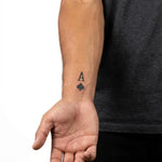 Tatuaggio semi-permanente INKON Ace of Spades applicato su un uomo – design 2 x 2 in (5x5cm), aspetto realistico dell'inchiostro, dura 10 giorni