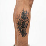 Tatuaggio semi-permanente INKON Anubi Geometrico applicato su un uomo – design 4 x 7 in (10x17cm), aspetto realistico dell'inchiostro, dura 10 giorni