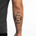 Tatuaggio semi-permanente INKON No Pain No Gain applicato su un uomo – design 3 x 4 in (6x11cm), aspetto realistico dell'inchiostro, dura 10 giorni