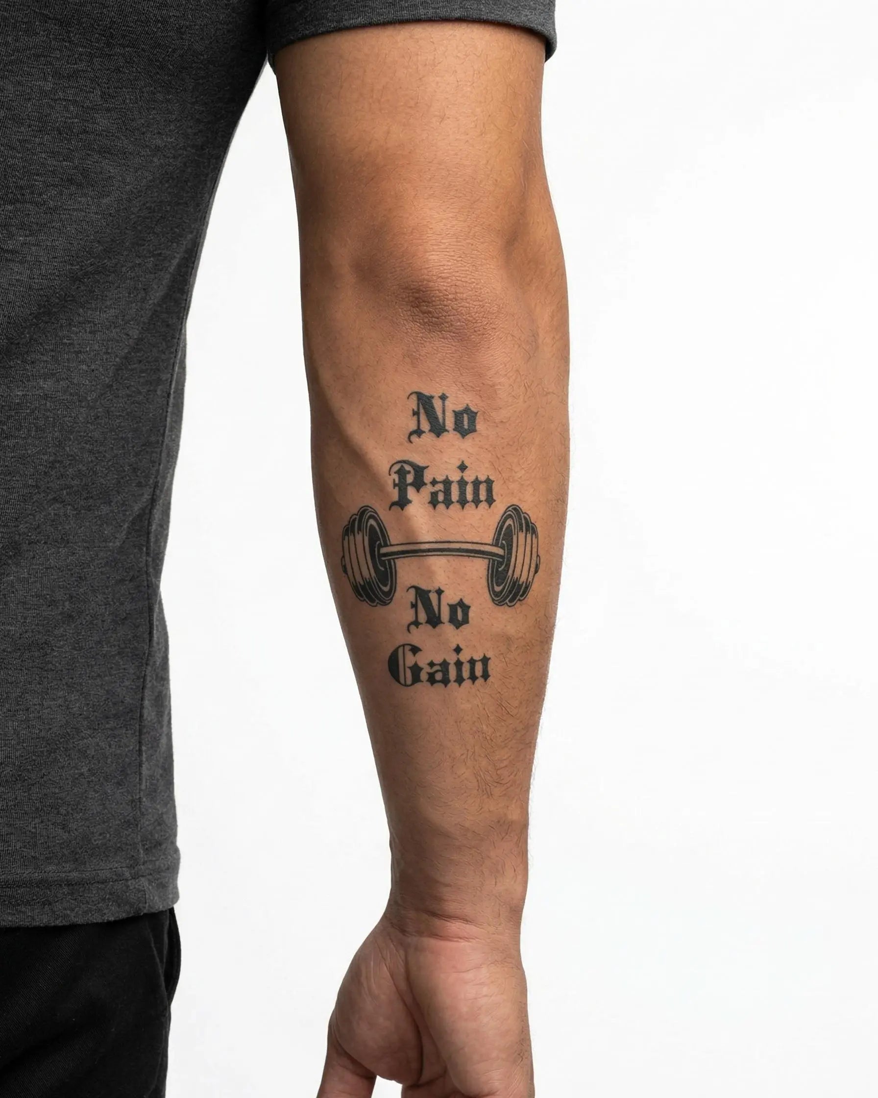 Tatuaggio semi-permanente INKON No Pain No Gain applicato su un uomo – design 3 x 4 in (6x11cm), aspetto realistico dell'inchiostro, dura 10 giorni