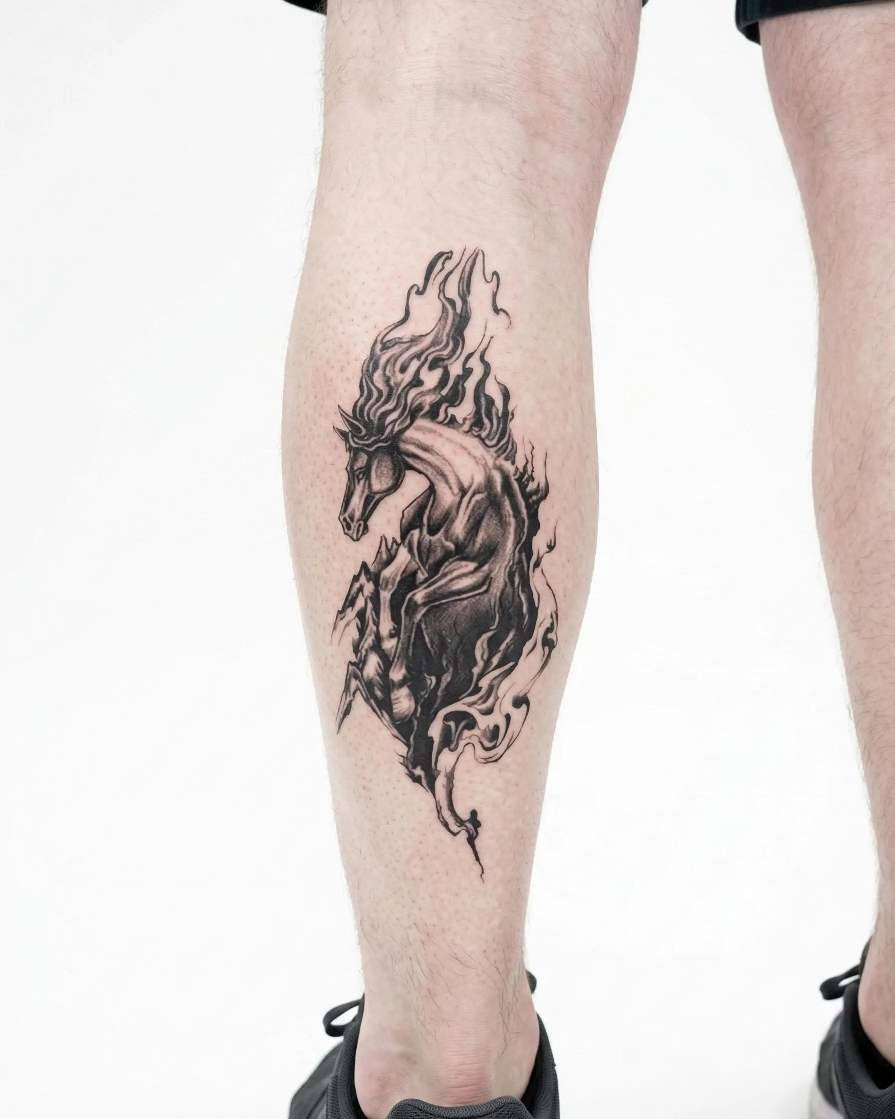 Tatuaggio semi-permanente INKON Cavallo Selvaggio applicato su un uomo – design 4 x 7 in (10x17cm), aspetto realistico dell'inchiostro, dura 10 giorni