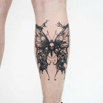 Tatuaggio semi-permanente INKON Farfalla Teschio applicato su un uomo – design 4 x 7 in (10x17cm), aspetto realistico dell'inchiostro, dura 10 giorni