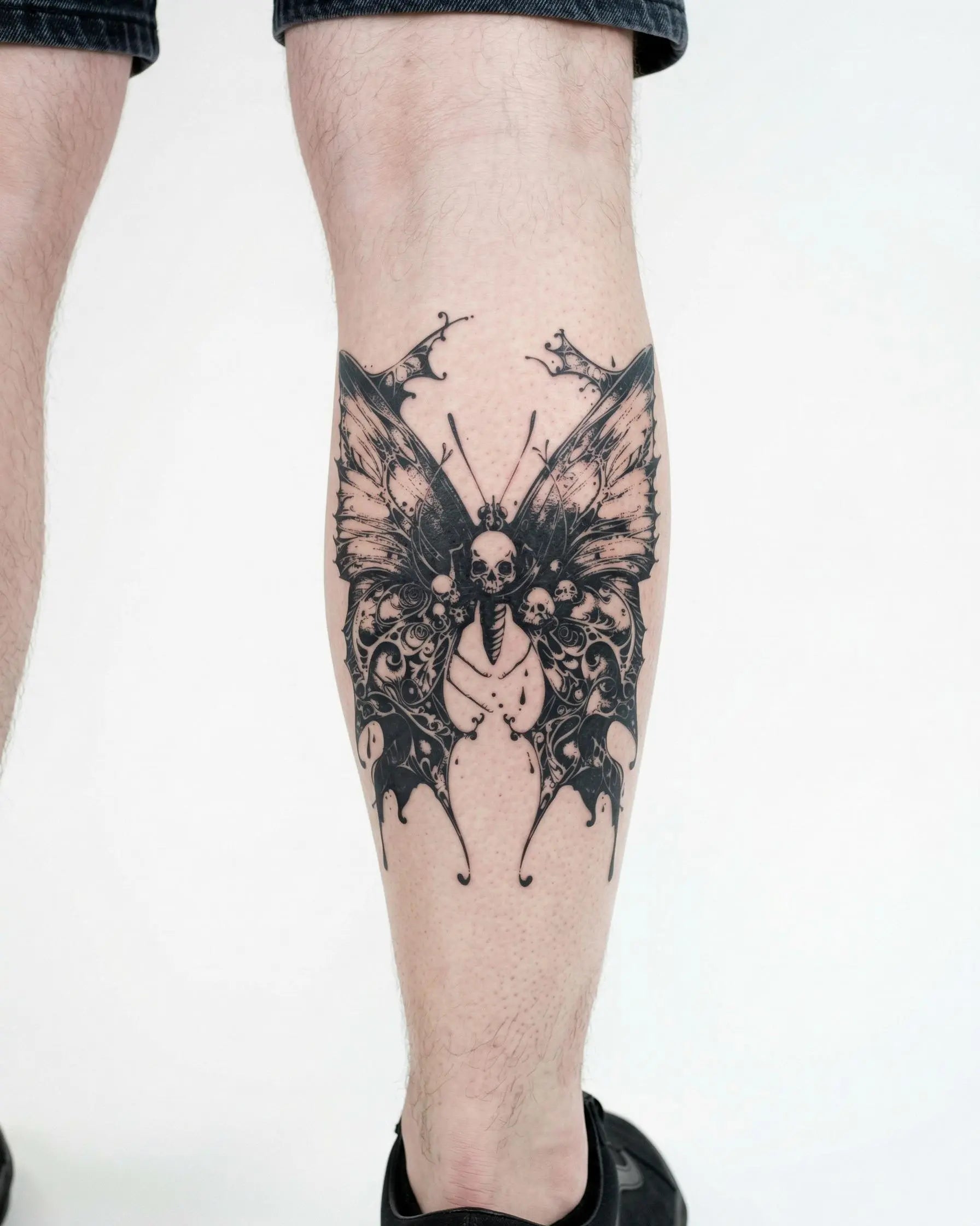 Tatuaggio semi-permanente INKON Farfalla Teschio applicato su un uomo – design 4 x 7 in (10x17cm), aspetto realistico dell'inchiostro, dura 10 giorni