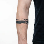 Tatuaggio semi-permanente INKON Bracciale Linee Geometriche applicato su un uomo – design 2 x 9 in (5x23cm), aspetto realistico dell'inchiostro, dura 10 giorni