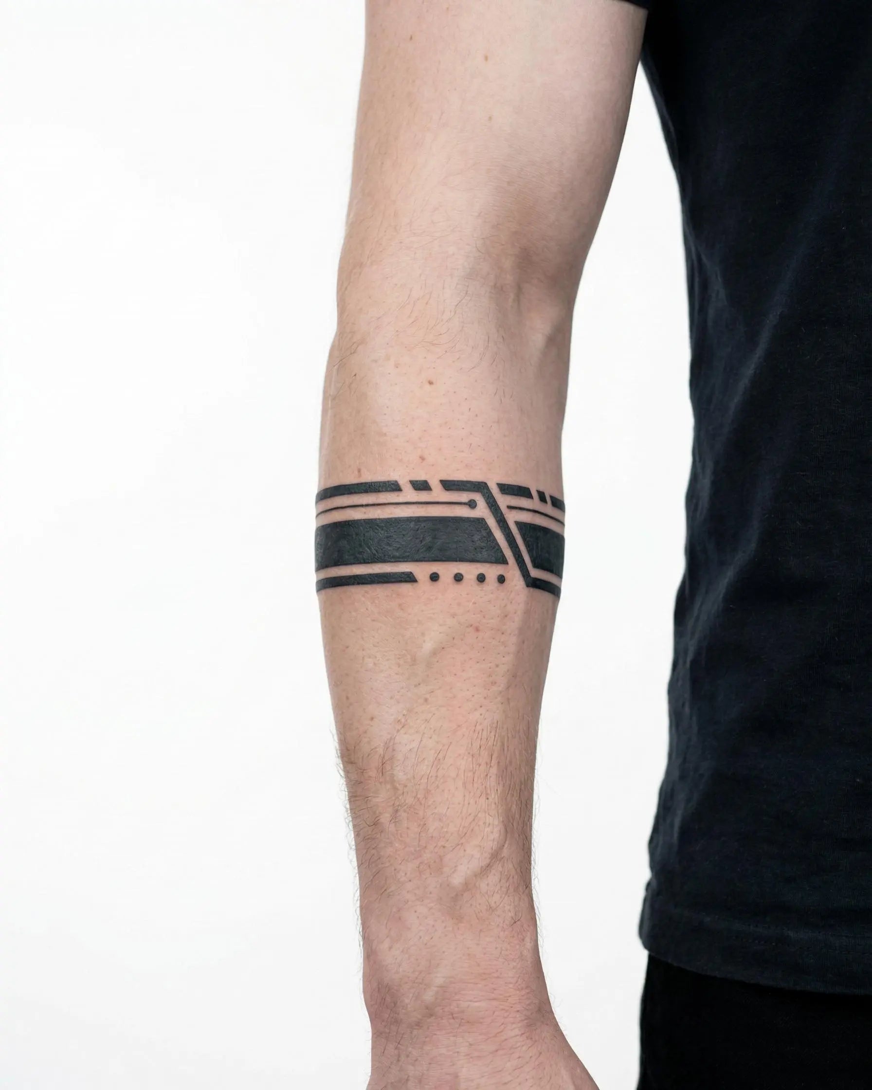 Tatuaggio semi-permanente INKON Bracciale Linee Geometriche applicato su un uomo – design 2 x 9 in (5x23cm), aspetto realistico dell'inchiostro, dura 10 giorni