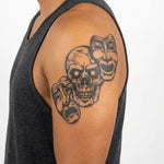 Tatuaggio semi-permanente INKON Skull & Drama Masks applicato su un uomo – design 4 x 7 in (10x17cm), aspetto realistico dell'inchiostro, dura 10 giorni
