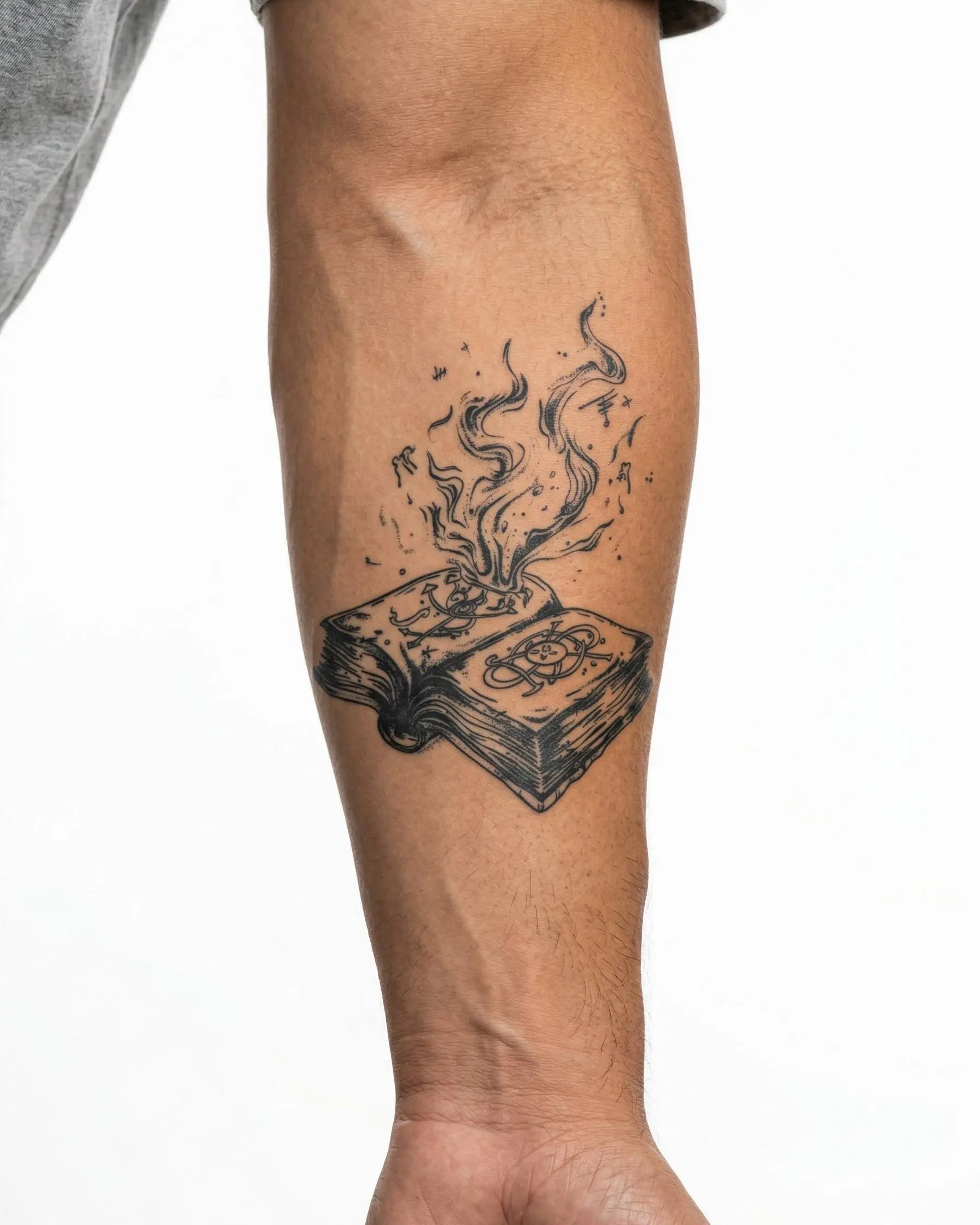 Tatuaggio semi-permanente INKON Burning Spell Book applicato su un uomo – design 4 x 4 in (9x9cm), aspetto realistico dell'inchiostro, dura 10 giorni