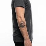 Tatuaggio semi-permanente INKON Geometric Wave applicato su un uomo – design 3 x 4 in (7x10cm), aspetto realistico dell'inchiostro, dura 10 giorni