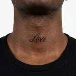 Tatuaggio semi-permanente INKON Love Script applicato su un uomo – design 2 x 2 in (5x5cm), aspetto realistico dell'inchiostro, dura 10 giorni