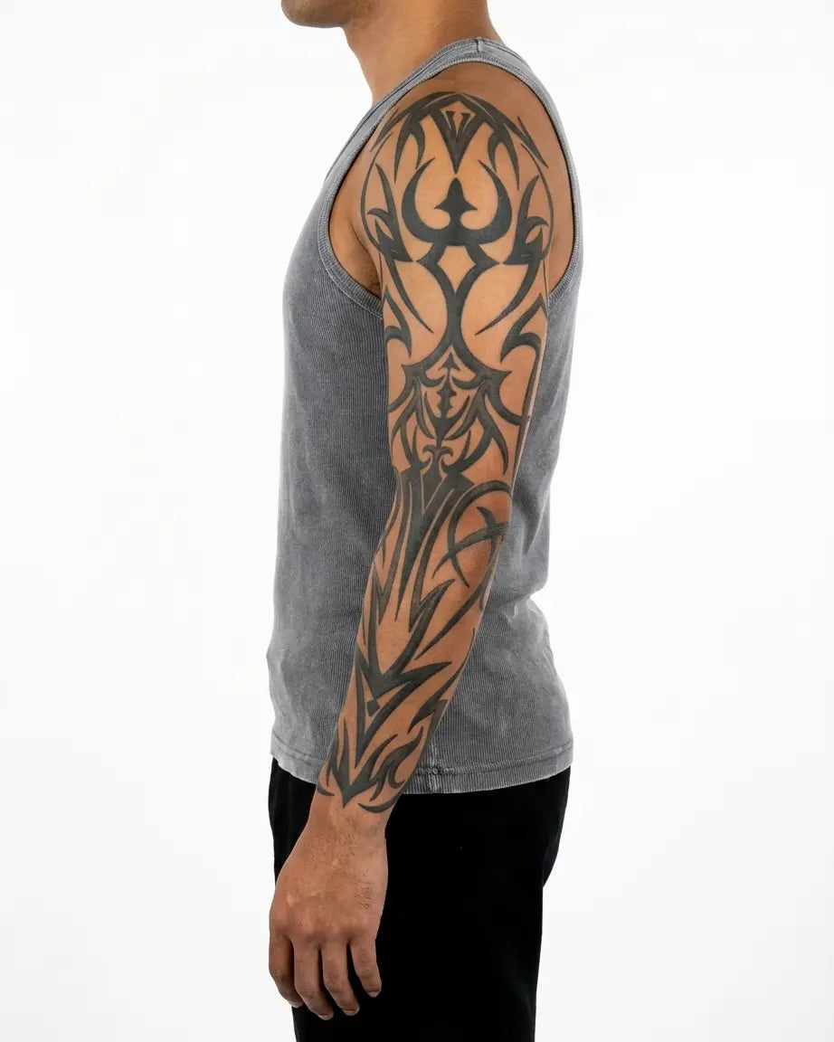 Tatuaggio semi-permanente INKON Gothic Tribal Symmetry applicato su un uomo – design 8 x 20 in (20x50cm), aspetto realistico dell'inchiostro, dura 10 giorni