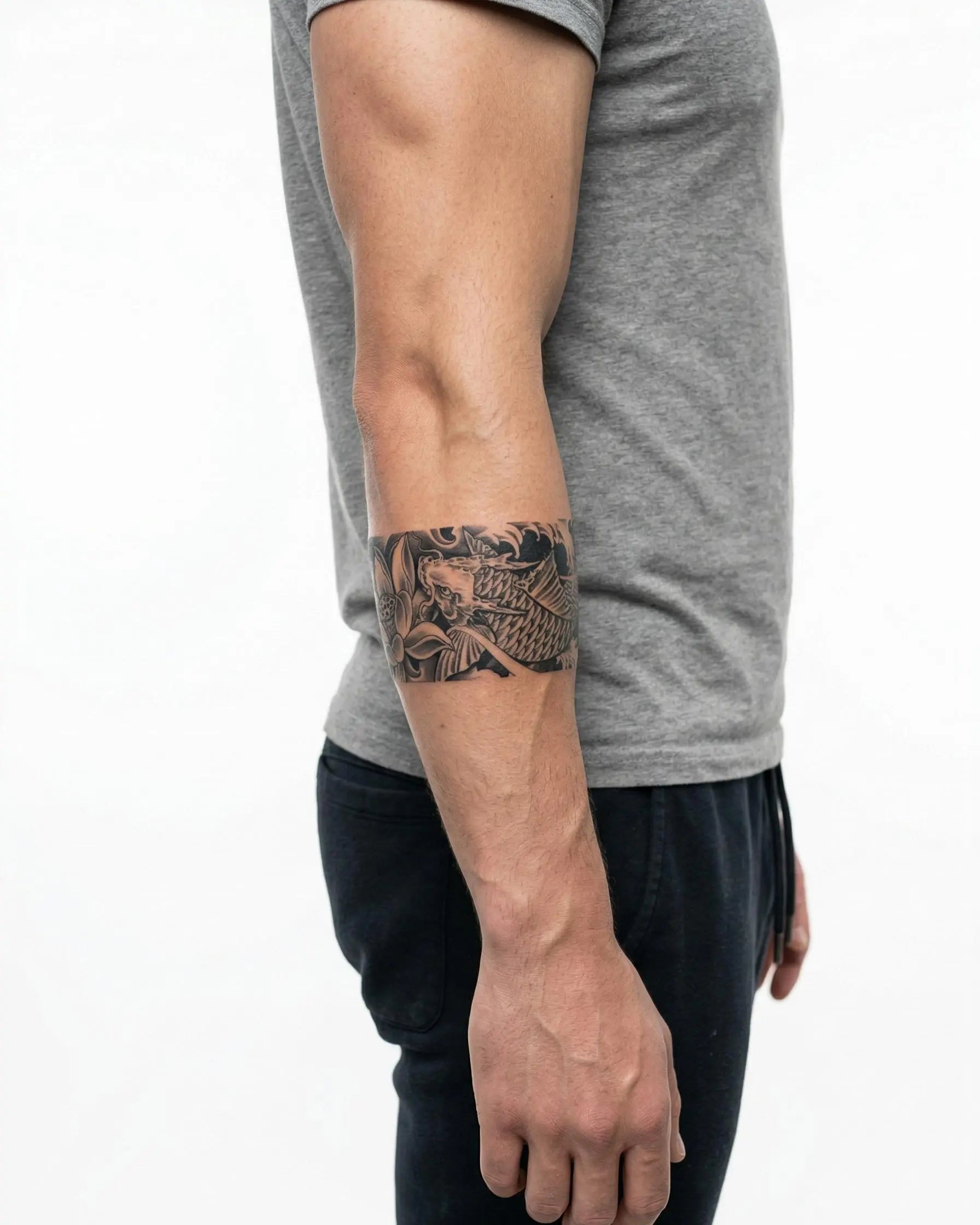 Tatuaggio semi-permanente INKON Pesce Koi e Onde di Loto applicato su un uomo – design 2 x 9 in (5x23cm), aspetto realistico dell'inchiostro, dura 10 giorni