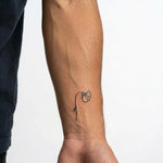 Tatuaggio semi-permanente INKON Semicolon Flower applicato su un uomo – design 2 x 2 in (5x5cm), aspetto realistico dell'inchiostro, dura 10 giorni