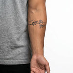 Tatuaggio semi-permanente INKON Mani con Accendino e Sigaretta applicato su un uomo – design 4 x 4 in (9x9cm), aspetto realistico dell'inchiostro, dura 10 giorni