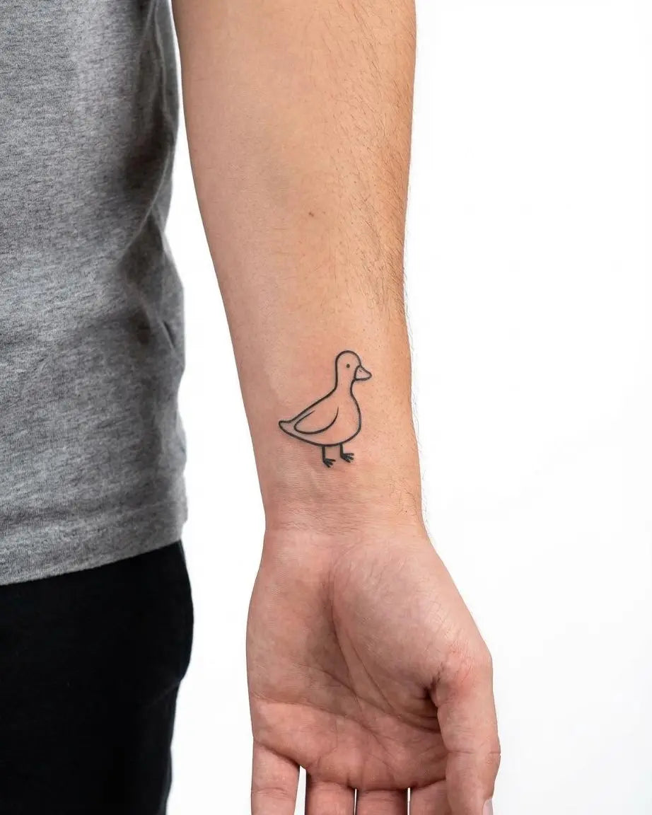 Tatuaggio semi-permanente INKON Little Duck applicato su un uomo – design 2 x 2 in (5x5cm), aspetto realistico dell'inchiostro, dura 10 giorni