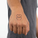 Tatuaggio semi-permanente INKON Double Hearts applicato su un uomo – design 2 x 2 in (5x5cm), aspetto realistico dell'inchiostro, dura 10 giorni
