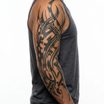 Tatuaggio semi-permanente INKON Cyber Tribal applicato su un uomo – design 8 x 20 in (20x50cm), aspetto realistico dell'inchiostro, dura 10 giorni