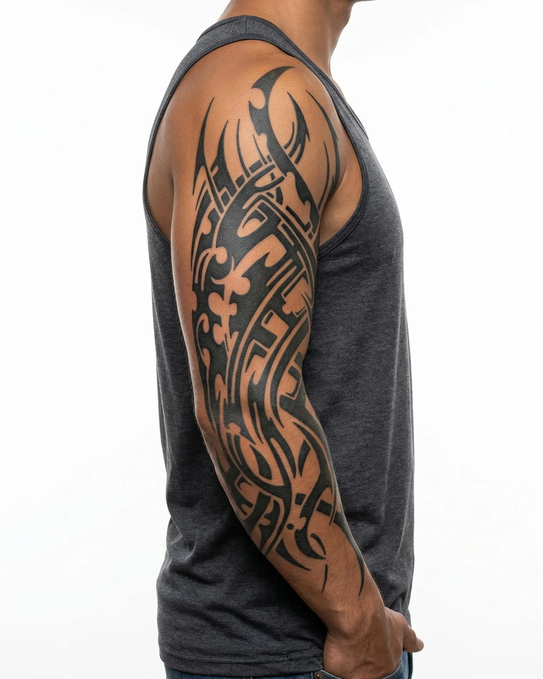 Tatuaggio semi-permanente INKON Cyber Tribal applicato su un uomo – design 8 x 20 in (20x50cm), aspetto realistico dell'inchiostro, dura 10 giorni